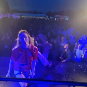 Lina Rafn Instagram - What a night! @harridslevgaardslot hosted the @thornico party and I felt cute in my original @hummelsport jersey
Thanx for having us @christian_stadil 🙏❤️