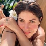 Lina Castrillón Instagram - Wow … mi piel está en su mejor momento .. @isdincolombia Resultados visibles , manchas invisibles . •Menos manchas •Piel luminosa •Hidratación profunda 🙌 Cambios visibles en 14 días 🙌 63% menos manchas en tan solo 3 meses !! #melaclearadvanced ✨