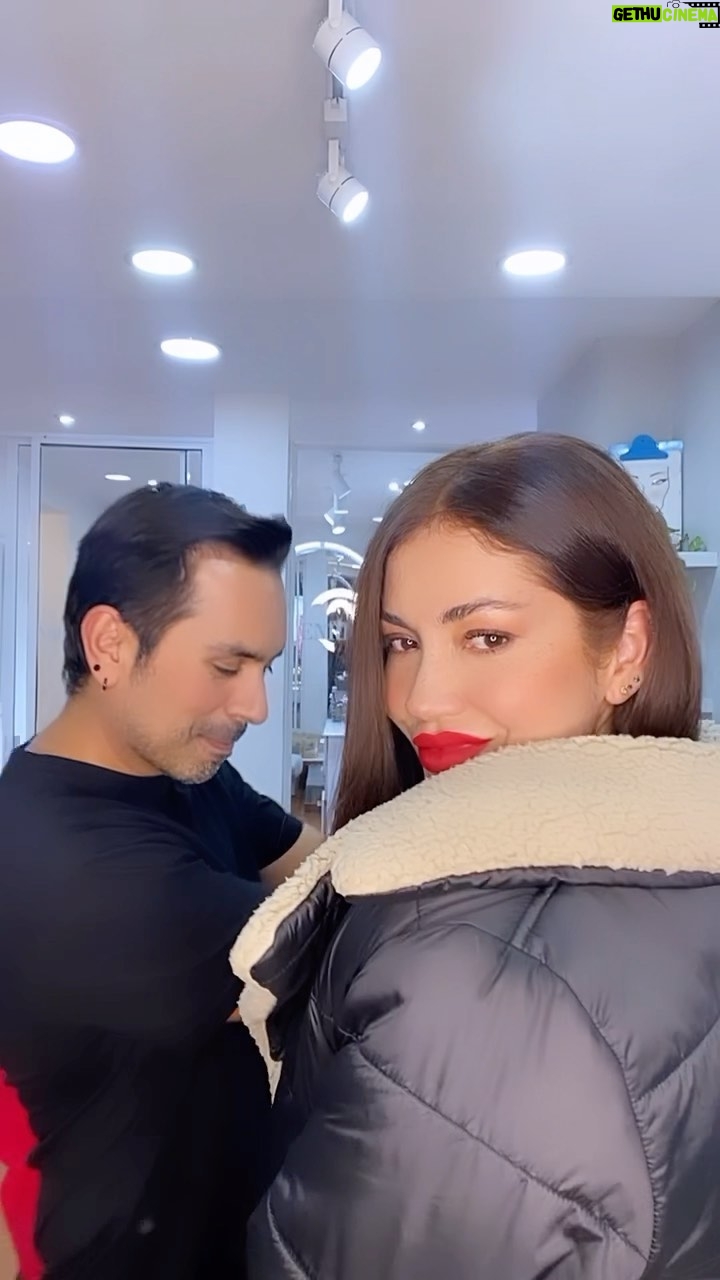 Lina Castrillón Instagram - @yosoyenriquetrujillo Nada Que unos labios rojos no arreglen .💋 Efecto de ir a la peluquería: - Ánimo arriba 👆🏼 -Ganas de bailar -Sentirse sexy -Terapia Sicológica con @yosoyenriquetrujillo Que está mas loco que yo .🫠 - Grabar reels haciendo el oso .
