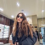 Lina Castrillón Instagram - 😎Unas gafas aburridas… ✌🏼jamás !! @opticasgmo Hey !! hasta el 28 de Nov BLACK FRIDAY en toda las tiendas GMO del país !