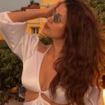 Lina Castrillón Instagram - Cuando el viento no sople a tu favor. 🌬🌬🌬🌬🌬🌬🌬🌬🌬🌬 Piensa : Es ahí cuando desordena y arrasa Cuando se lleva todo lo suelto Lo flojo , lo que no es necesario Lo que se va siempre deja espacio Para algo nuevo . 🌬🌬🌬🌬🌬🌬🌬🌬🌬🌬 Para mi ! Y para ustedes.🫶