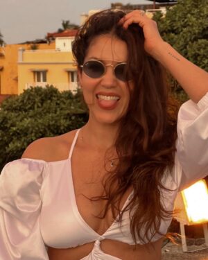 Lina Castrillón Instagram - Cuando el viento no sople a tu favor.
🌬🌬🌬🌬🌬🌬🌬🌬🌬🌬
Piensa :
Es ahí cuando desordena  y arrasa 
Cuando se lleva todo lo suelto 
Lo flojo , lo que no es necesario 
Lo que se va siempre deja espacio 
Para algo nuevo . 
🌬🌬🌬🌬🌬🌬🌬🌬🌬🌬

Para mi ! 
Y para ustedes.🫶
