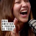 Lina Castrillón Instagram - De los podcast más sabrosossss de este año 😂 Decidí entrevistar a mi mejor amiga @linacastrillons , y esto se convirtió en una echada de rulo tremenda donde hablamos de nuestra vida, nuestros fracasos, nuestros triunfos, nuestros dolores y hasta nuestros ex. No se pierdan esta charla tan HONESTA de dos viejas que se aman y hablaron popó de principio a fin . Ah ! Y seguro se van a inspirar porque de las experiencias propias se aprende mucho . 🎙️Episodio completo disponible en YouTube y Spotify (link en mi bio ) 🎙️Esto es vos podés, el podcast.