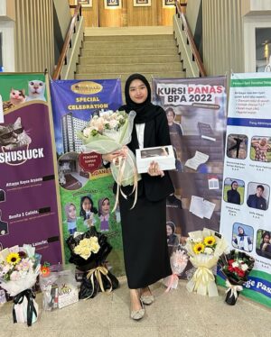 Linda Ramadhanty Instagram - #latepost 

Alhamdulillah.. Alhamdulillah.. Alhamdulillah.. 
selalu ini Yg terucap setiap bunda ingat km Udh lulus, ka.. 3,5th km Udh selese tuh kayak bunda ga percaya sebenernya 😭😭

bahagia nya bunda km lulus, ka.. 
anak bunda sudah jd Sarjana.. Masya Allah.. 
semoga kaka selalu Allah berikan kebahagiaan, kemudahan, keberuntungan dan suksesss dunia Akhirat.. 

Love you my #1  @attayyakaysa