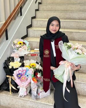 Linda Ramadhanty Instagram - #latepost 

Alhamdulillah.. Alhamdulillah.. Alhamdulillah.. 
selalu ini Yg terucap setiap bunda ingat km Udh lulus, ka.. 3,5th km Udh selese tuh kayak bunda ga percaya sebenernya 😭😭

bahagia nya bunda km lulus, ka.. 
anak bunda sudah jd Sarjana.. Masya Allah.. 
semoga kaka selalu Allah berikan kebahagiaan, kemudahan, keberuntungan dan suksesss dunia Akhirat.. 

Love you my #1  @attayyakaysa