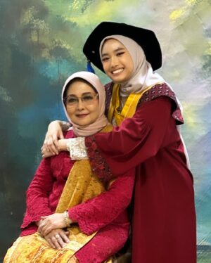 Linda Ramadhanty Instagram - Foto wisuda bersama Eyang Putri ❤️ 

Makeup Eyang Putri n  Kay : @mayagreenofficial