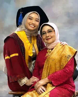 Linda Ramadhanty Instagram - Foto wisuda bersama Eyang Putri ❤️ 

Makeup Eyang Putri n  Kay : @mayagreenofficial