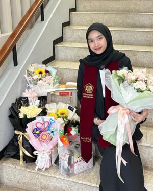 Linda Ramadhanty Instagram - #latepost 

Alhamdulillah.. Alhamdulillah.. Alhamdulillah.. 
selalu ini Yg terucap setiap bunda ingat km Udh lulus, ka.. 3,5th km Udh selese tuh kayak bunda ga percaya sebenernya 😭😭

bahagia nya bunda km lulus, ka.. 
anak bunda sudah jd Sarjana.. Masya Allah.. 
semoga kaka selalu Allah berikan kebahagiaan, kemudahan, keberuntungan dan suksesss dunia Akhirat.. 

Love you my #1  @attayyakaysa