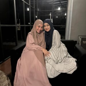Linda Ramadhanty Instagram - Kelamaan ngga ketemu 🥹
Tapi gpp, biar udah bertahun tahun ngga ketemu, yang namanya sahabat, sekalinya ketemu tetep aja berasa deket dan saling sayang. Definisi jauh di mata dekat di hati yang sesungguhnya. Alhamdulillah, Allah kasi rejeki, kita bisa ketemuan hari ini ya Bundoku sayang. 
Thank you for coming and see me today, love u full Bundo 💙