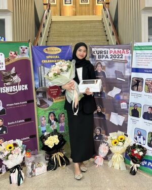 Linda Ramadhanty Instagram - #latepost 

Alhamdulillah.. Alhamdulillah.. Alhamdulillah.. 
selalu ini Yg terucap setiap bunda ingat km Udh lulus, ka.. 3,5th km Udh selese tuh kayak bunda ga percaya sebenernya 😭😭

bahagia nya bunda km lulus, ka.. 
anak bunda sudah jd Sarjana.. Masya Allah.. 
semoga kaka selalu Allah berikan kebahagiaan, kemudahan, keberuntungan dan suksesss dunia Akhirat.. 

Love you my #1  @attayyakaysa