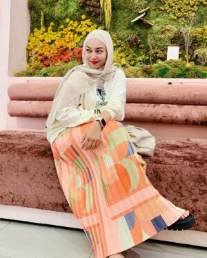 Linda Ramadhanty Instagram - Selalu suka sama produknya @pleatsplay gemesss2 bangettt.. 

Yuk kepoin ig nya @pleatsplay .. 😘

#pleats #pleatskirt #pleatscollection #pleatsplay