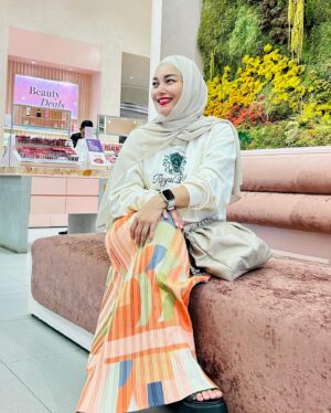 Linda Ramadhanty Instagram - Selalu suka sama produknya @pleatsplay gemesss2 bangettt.. 

Yuk kepoin ig nya @pleatsplay .. 😘

#pleats #pleatskirt #pleatscollection #pleatsplay