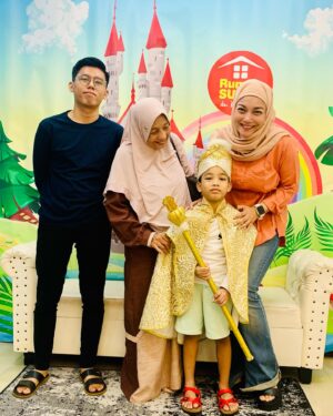 Linda Ramadhanty Instagram - Alhamdulillaaahhh… lega bgt rasanya…. akhirnya Khalif Khitan juga.. 

#28january2024
Setelah ngebujuk Khalif @almeerkhalif selama lebih dari seminggu , akhirnya mau juga dia di khitan 😍😍.. 

Moms yg anak laki2nya blm di khitan, saran Aku sebelum nantinya mereka takut krn denger cerita dr teman2 di sekolah ttg khitan (krn pengalaman khitan masing2 org kan beda2) lebih baik sebelum masuk SD, bujuk deh anak laki2 mu utk mau khitan.. 

Semangat moms……😘