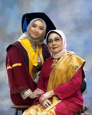 Linda Ramadhanty Instagram - Foto wisuda bersama Eyang Putri ❤️ 

Makeup Eyang Putri n  Kay : @mayagreenofficial