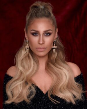 Linda Teodosiu Instagram - Türchen Nr.8 🌲
„It is the Season to sparkle“
📸 @annagreweldingphotography 
💄 @ninag_makeup