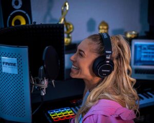 Linda Teodosiu Instagram - Leute, ich bin momentan nur am arbeiten und kann echt nur sagen, dass ich mega Songs geschrieben habe! 😍 Es wird einfach FETT!!!
📸 @motion.fotografie #music #singer #musicstore #homestudio #happy #pictureoftheday #naturalpose #potd