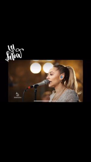 Linda Teodosiu Instagram - Let It Snow @grammotonmusik 
#christmas #christmascover #christmassongs #letitsnow #snow #winter #xmassong #live #reels