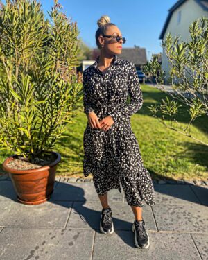 Linda Teodosiu Instagram - Monday Outfit ❣️💥 @topshop 
#topshopstyle #dress #mondaymotivation #gardenpic #outfitoftheday #outfitinspiration #ootd #fasion #potd #cute #natural #pose #german #girl #quarantine