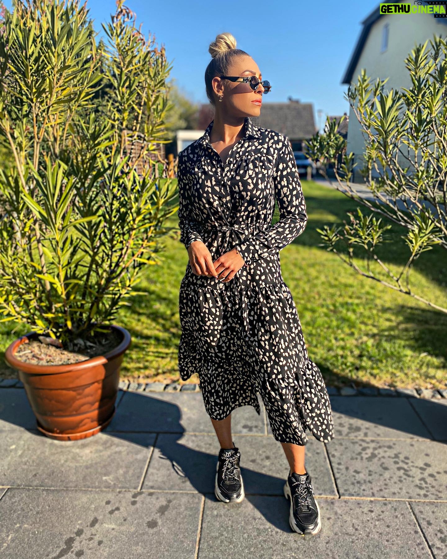 Linda Teodosiu - 2.3K Likes - Monday Outfit ❣️💥 @topshop
#topshopstyle #dress #mondaymotivation #gardenpic #outfitoftheday #outfitinspiration #ootd #fasion #potd #cute #natural #pose #german #girl #quarantine