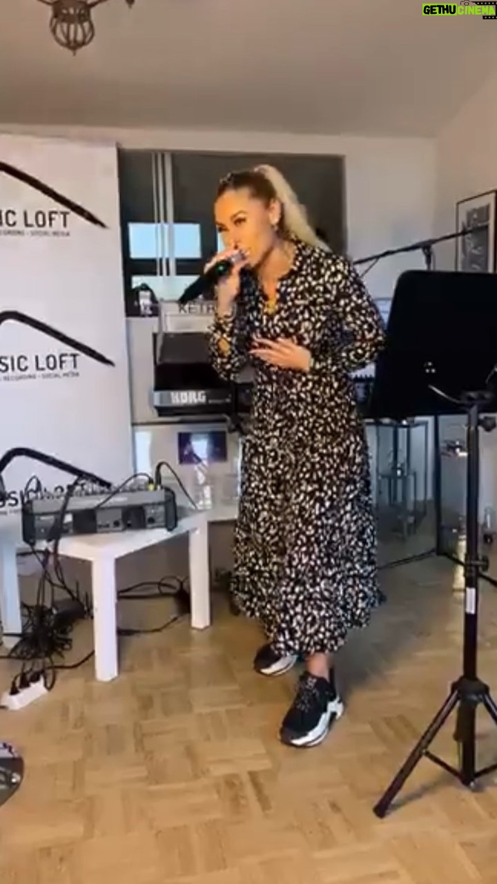 Linda Teodosiu - 2.6K Likes - Kleiner Ausschnitt des gestrigen Livestreaming-Konzerts.
Leider ist die Bildqualität durch den Livestream nicht so gut.
Ich hoffe, es gefällt euch trotzdem❣️
Vielen Dank an @fitvia @fraeulein.heyden @saskiabeecks @robertvuchinger
Location: @musicloftrec
Kleid: @topshop
Schuhe: @nakedwolfe
#livestream #liveconcert #singer #loredana #apache207 #votd #ootd #medley #cover #song #topshopstyle #topshop #quarantine #justintimberlake @loredana @apache_207 @justintimberlake