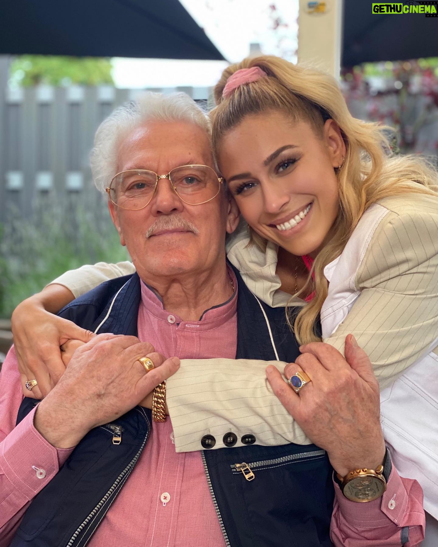 Linda Teodosiu - 2.6K Likes - Happy Birthday an den besten Opi der ganzen Welt! Einfach 89 Jahre und immer noch fresh ❤️ #opa #bestgrandpa #birthday #family #familie #köln #geburtstag
