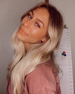 Linda Teodosiu Instagram - Heute war echt ein stressiger Tag mit viel Kopf****, bin aber sicher, dass sich alles lohnt, wenn man an einem Strang zieht. Es erwartet euch wirklich ein tolles Projekt, welches mir am Herzen liegt und ganz viel Arbeit drin steckt. Wünsche euch einen schönen Abend! Ich haue mich gleich auf‘s Ohr. 💋 Eure Lindi 
#workhardbitch #natural #naturalmakeup #cologne #germany #comingsoon #newproject #potd #outfitoftheday #pictureoftheday