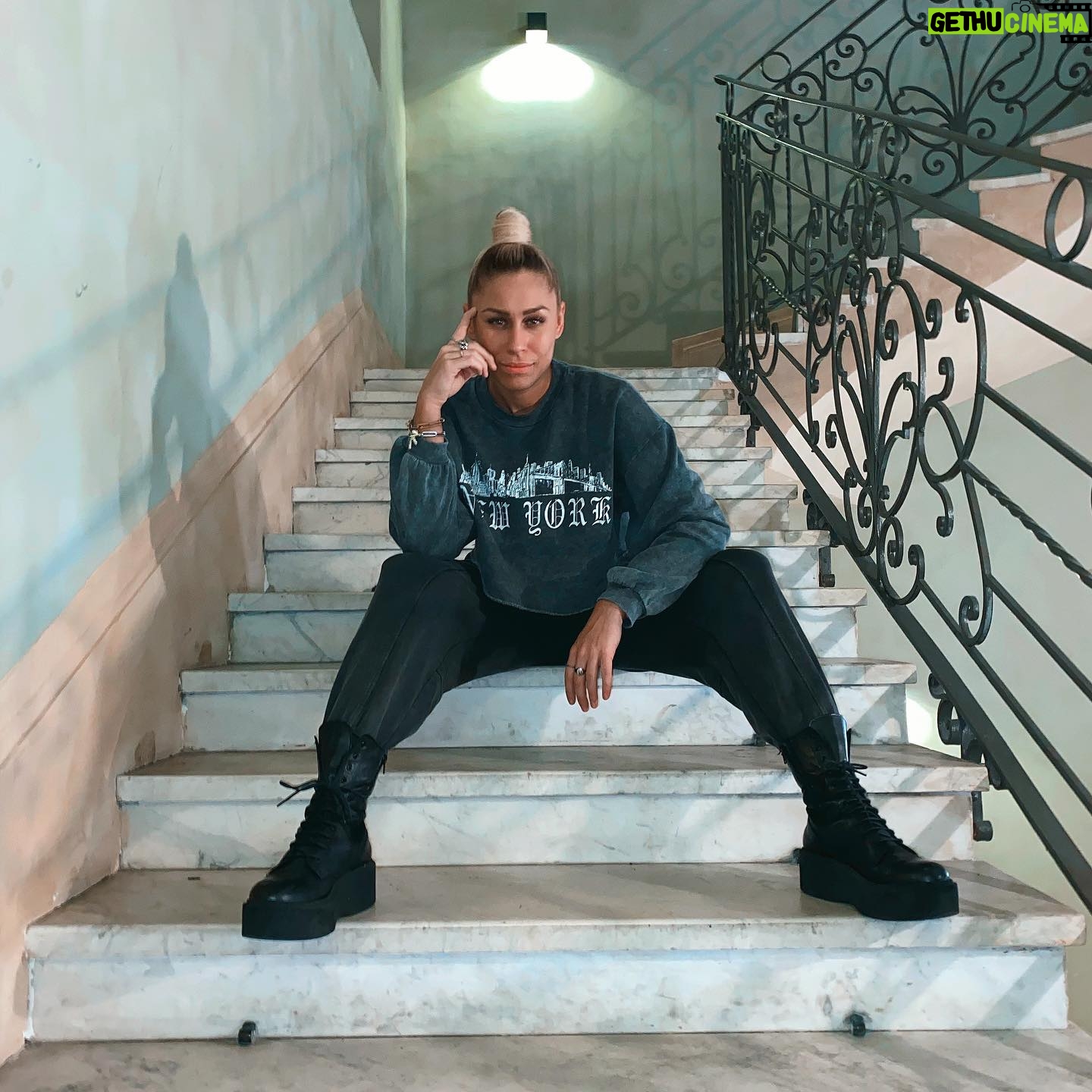 Linda Teodosiu - 3.3K Likes - Keine Werbung🙅🏼♀️ Heute war ich wieder @juventus anfeuern! Es war wie so cool und ich war sogar auf dem Screen zu sehen haha. Von welcher Fussballmannschaft seid ihr Fan!?😍 #torino #italia #womanstyle #ootd #casualstyle #outfitoftheday #potd #pictureoftheday #style #love #citytrip #tourstart #fashion #chillmood #nhhotel #cool #qualitytime