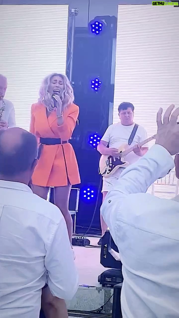 Linda Teodosiu - 3.2K Likes - Flexin‘ a Bit 😂 who can do this, show me videos ❤️ #reels #live #noautotune #viral #voice #singer #flexing #steviewonder #soul #trend