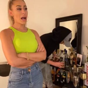 Linda Teodosiu Instagram - ... Rosenkrieg 🥀 Part 2 #comedy #german #song #girls #blumio #rosenkrieg #fun #votd #videooftheday #ootd #outfitinspiration #goodvibes #germanmeme #bestmemes