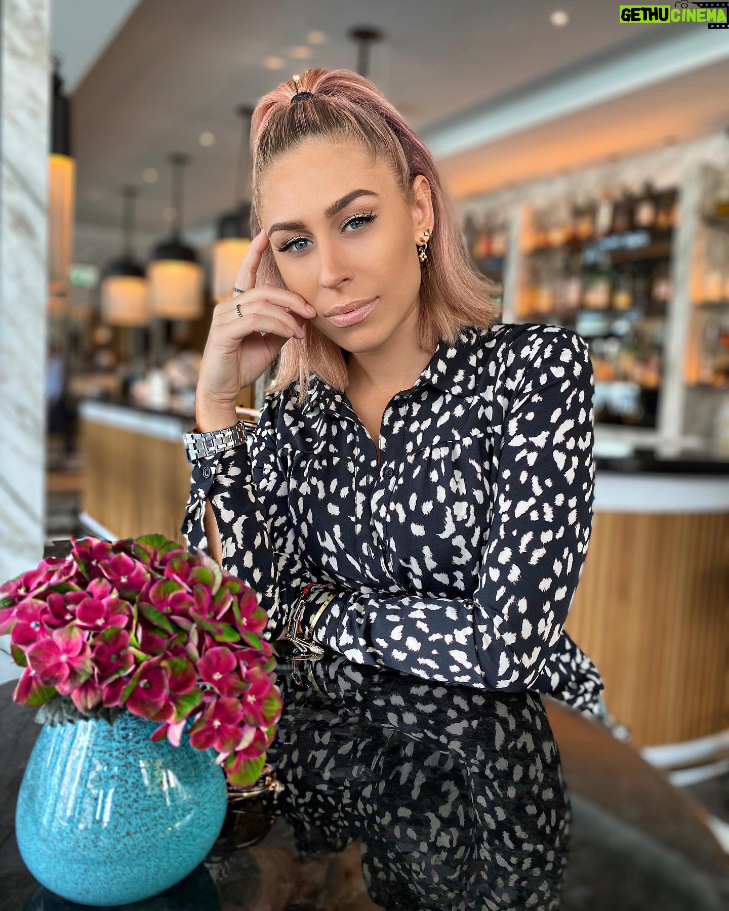 Linda Teodosiu - 3.1K Likes - Leudddis,
Was macht ihr schönes an diesem Wochenende?! Ich bin in Zürich für die nächsten paar Tage. Wart ihr auch einmal hier?! 😍🌸 #schweiz #switzerland #potd #pictureoftheday #ootd #outfitoftheday #portrait #portraitphotography #mood #weekend #vibes #summervibes #zurich #oldtown #pinkhair