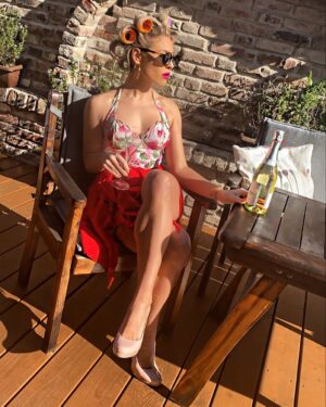 Linda Teodosiu Instagram - Neue Passion entdeckt❣️ Meine schauspielerischen Talente findet ihr auf: @porzer_chickzz 
TIKTOK: lindateodosiu 
In diesem Sinne „Cin Cin“ 🥂
#comedy #positivevibes #potd #drinks #cincin #germany #ootd #portrait #photography #backstage #elegant #pictureoftheday #outfitoftheday #fashion #tiktok #porzerchickzz