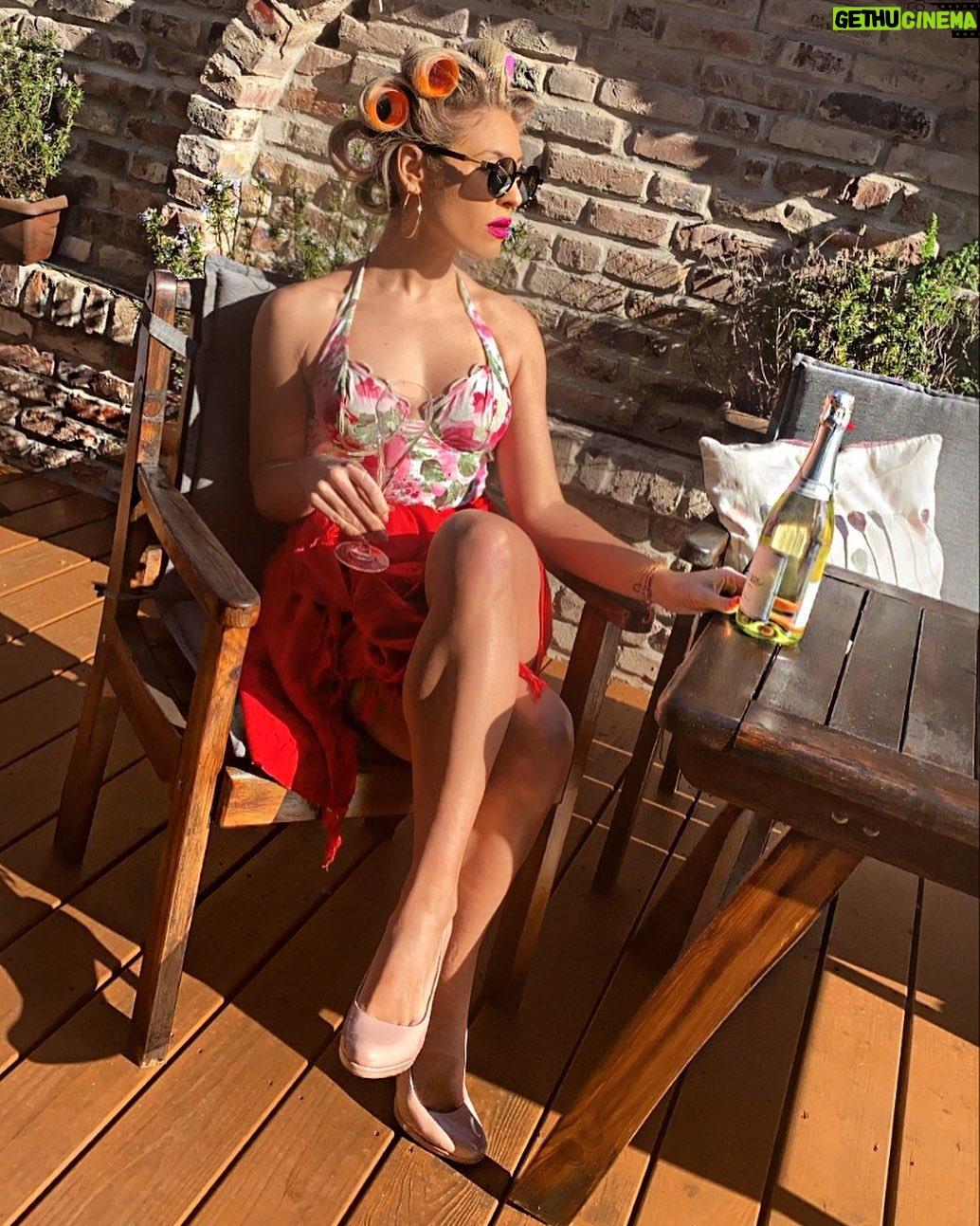 Linda Teodosiu - 2.4K Likes - Neue Passion entdeckt❣️ Meine schauspielerischen Talente findet ihr auf: @porzer_chickzz
TIKTOK: lindateodosiu
In diesem Sinne „Cin Cin“ 🥂
#comedy #positivevibes #potd #drinks #cincin #germany #ootd #portrait #photography #backstage #elegant #pictureoftheday #outfitoftheday #fashion #tiktok #porzerchickzz