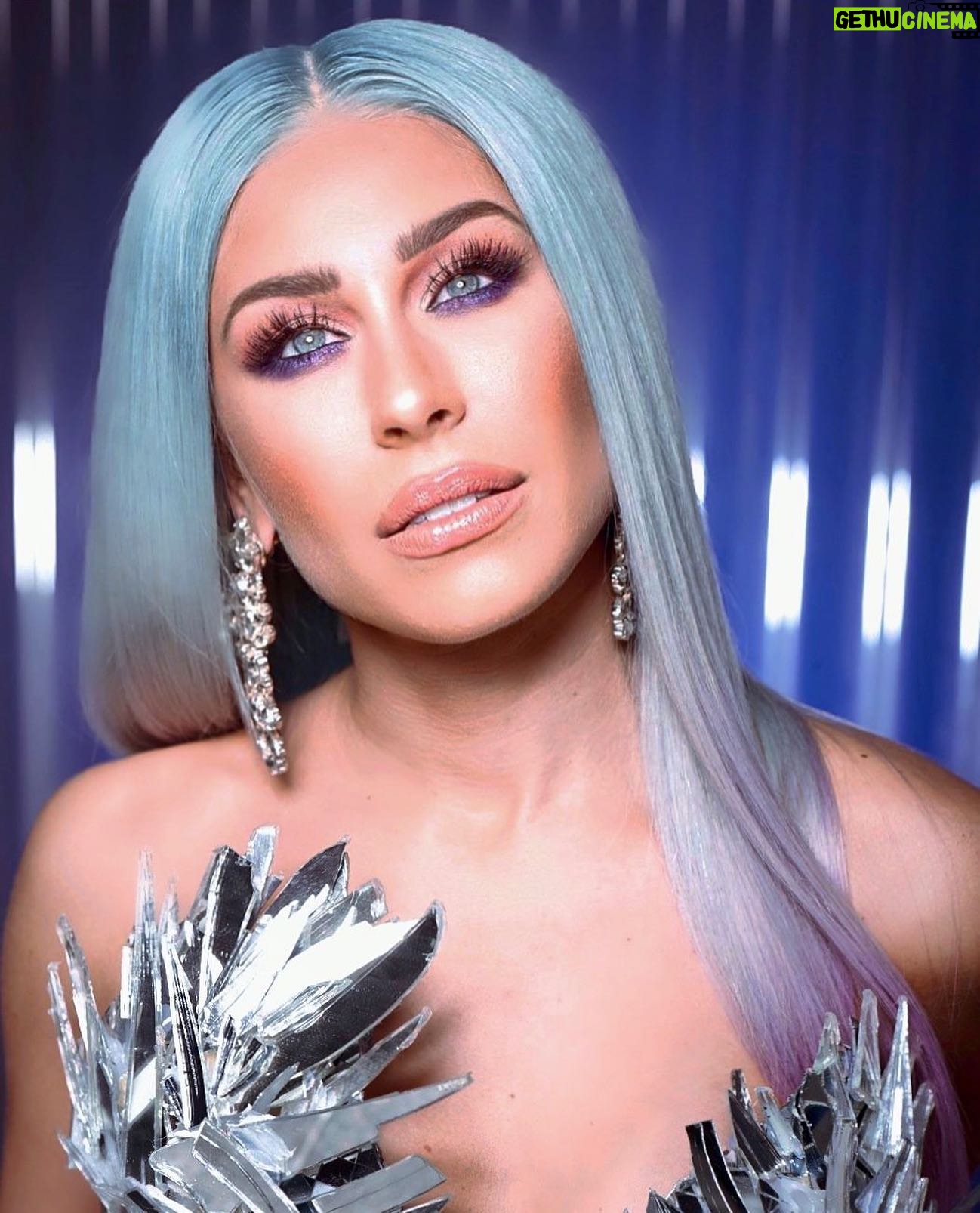 Linda Teodosiu - 2.4K Likes - Meine Schnuckis,
Ich hatte vor paar Wochen ein Shooting für eine Perückenmarke namens @wigsperience !!! Bin so begeistert 🤩 Meine Freundin @liahoffiziell ist jetzt in Dubai und hat dort einen bombastischen Laden aufgemacht. Natürlich gibt es die Perücken auch hier zu kaufen! Schau mal auf der Seite vorbei…
Das atemberaubende Makeup hat meine Freundin @shani_makeupart gemacht und das Foto ist von dem verrückten und talentierten @frank_dursthoff 💖 #wig #wigexperience #dubaiwigs #bluehair #bluewig #artist #haircolor #hairstyle #shanimakeup #potd #portrait
