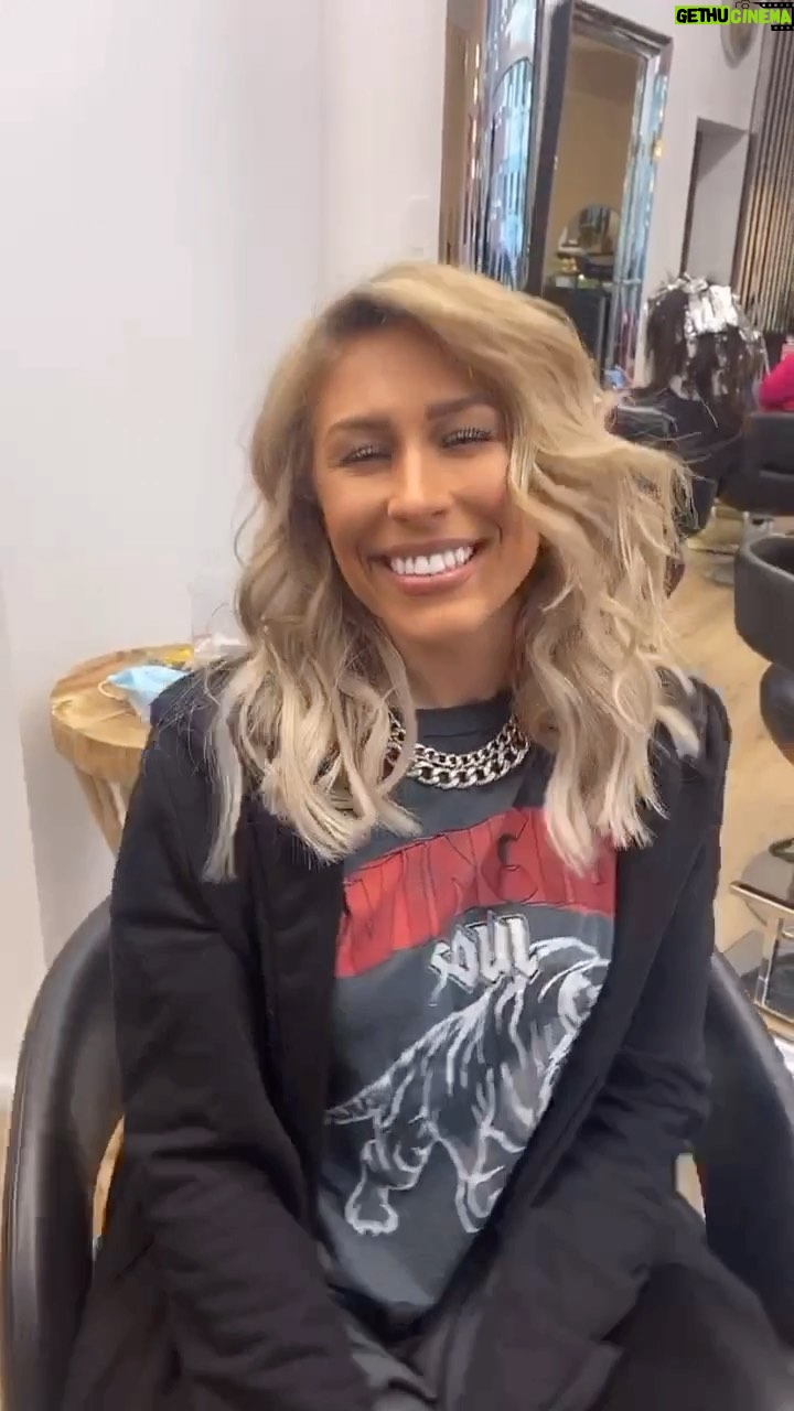 Linda Teodosiu - 1.7K Likes - Wenn du sagst, dass du in 5 min fertig bist... wer kennt so eine Person!? Markiert sie 😂
Haare mal wieder von @kaanbek 💇🏼♀️
#reels #reelsinstagram #tiktok #comedy #spaß #beachwaves #viral #trend #freakumdress #rock #videoclip #humor