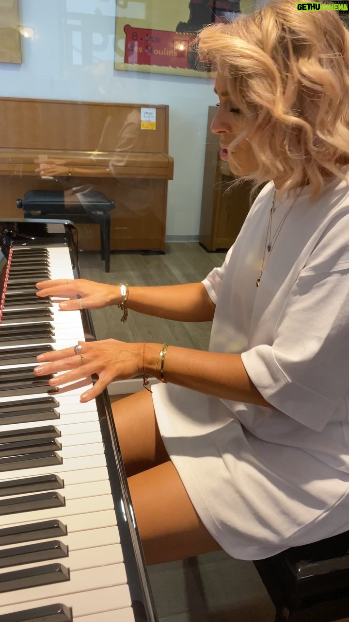 Linda Teodosiu - 2.4K Likes - Leudiiiisss,
Hab was Kleines für Euch vorbereitet.
War gerade im @music_store_professional um mal paar Pianos auszuprobieren und dachte mir, komm Linda, nächste mal ein kleines Cover von @loredana „Mit Dir“ & @thisiscro „Easy.“ Bin echt etwas eingerostet hahahaha, aber hoffe, dass es Euch gefällt
Wünsche Euch ganz viel Spass beim hören. #musicstore #yamaha #piano #pianocover #cover #coversong #acousticcover #music #musik #musician #love #loredana #cro #easy #mood #singer