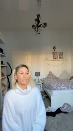 Linda Teodosiu Instagram - Und jetzt mal was Ruhiges von mir.
In der aussergewöhnlichen Zeit in der wir uns gerade befinden, hoffe ich euch etwas berühren zu können. 
Ich freue mich auf euer Feedback. 
Eure Linda💜
#stayhome #wirbleibenzuhause #gibcoronakeinechance #cover #oceaneyes #billieeilish #votd #singer #germany #live #noautotune @billieeilish @voice.corner @the.viral.voice