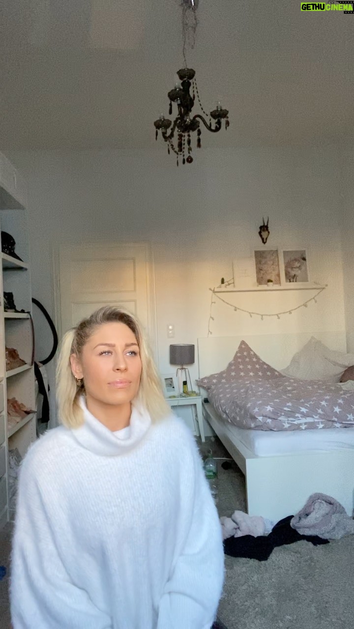 Linda Teodosiu - 2.7K Likes - Und jetzt mal was Ruhiges von mir.
In der aussergewöhnlichen Zeit in der wir uns gerade befinden, hoffe ich euch etwas berühren zu können.
Ich freue mich auf euer Feedback.
Eure Linda💜
#stayhome #wirbleibenzuhause #gibcoronakeinechance #cover #oceaneyes #billieeilish #votd #singer #germany #live #noautotune @billieeilish @voice.corner @the.viral.voice