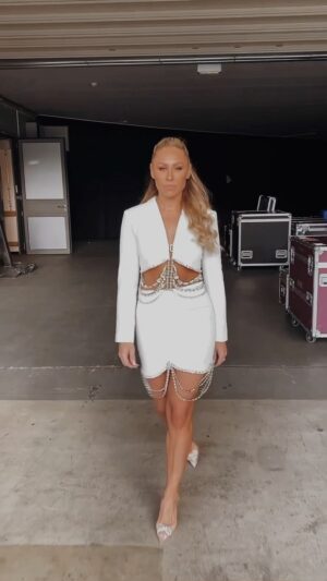 Linda Teodosiu Instagram - Hälfte der Tour ist rum… wie schnell geht das bitte🥺?! Diese Outfits hatte ich auf der Bühne an, was sagt ihr dazu? Welches gefällt euch besser?! 1 oder 2? Outfits sind von @mewmewsofficial und mit dem CODE: LINDAOFF30 bekommt ihr auch noch saftige Prozente! ❤️ #ootd #reeloutfit #whiteoutfit #viralvideos #outfitoftheday #concert #feelinggood
