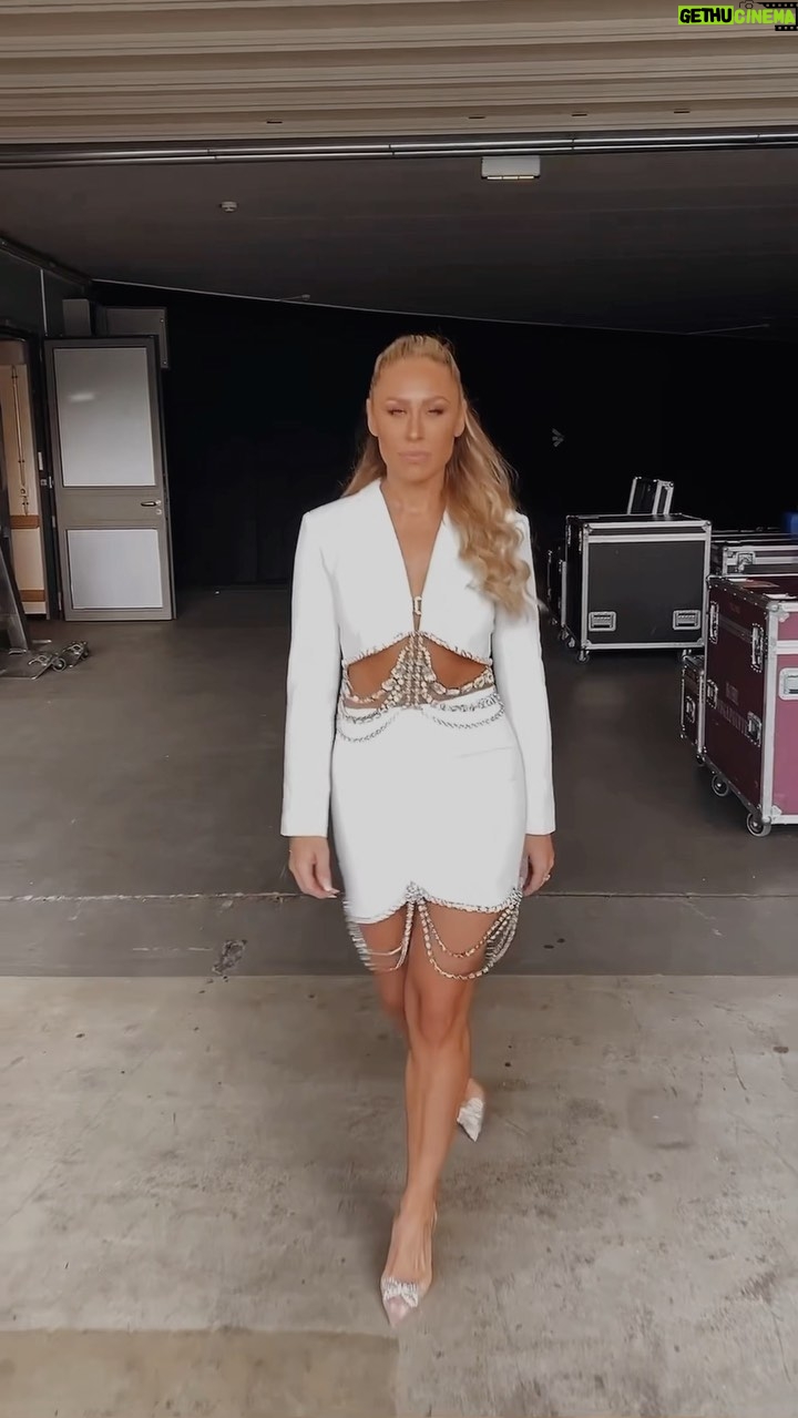 Linda Teodosiu - 1.9K Likes - Hälfte der Tour ist rum… wie schnell geht das bitte🥺?! Diese Outfits hatte ich auf der Bühne an, was sagt ihr dazu? Welches gefällt euch besser?! 1 oder 2? Outfits sind von @mewmewsofficial und mit dem CODE: LINDAOFF30 bekommt ihr auch noch saftige Prozente! ❤️ #ootd #reeloutfit #whiteoutfit #viralvideos #outfitoftheday #concert #feelinggood