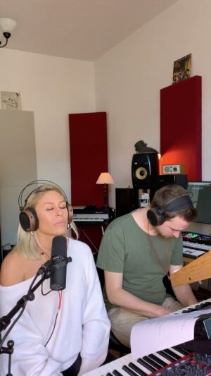 Linda Teodosiu Instagram - Wir stecken schon fast 1 Jahr in dieser schwierigen Situation.
Die Decken fallen uns auf den Kopf,
Brauchen viel Kraft und es scheint manchmal auswegslos, jedoch müssen wir zusammen halten, so gut es geht, positiv denken und dürfen uns nicht verlieren. 

Ich habe diesen Song schon vor einer längere Zeit mit dem lieben @yungklinkenberg aufgenommen, jedoch nie den richtigen Zeitpunkt gefunden, ihn zu veröffentlich.... 
JETZT ist er aber da! 

„Wir bleiben wach bis die Wolken wieder Lila sind“ 
#lilawolken #akustikcover #akustikversion #singer #germansongs #pianoversion #musik #wirbleibenwachbisdiewolkenwiederlilasind #marteria #pop