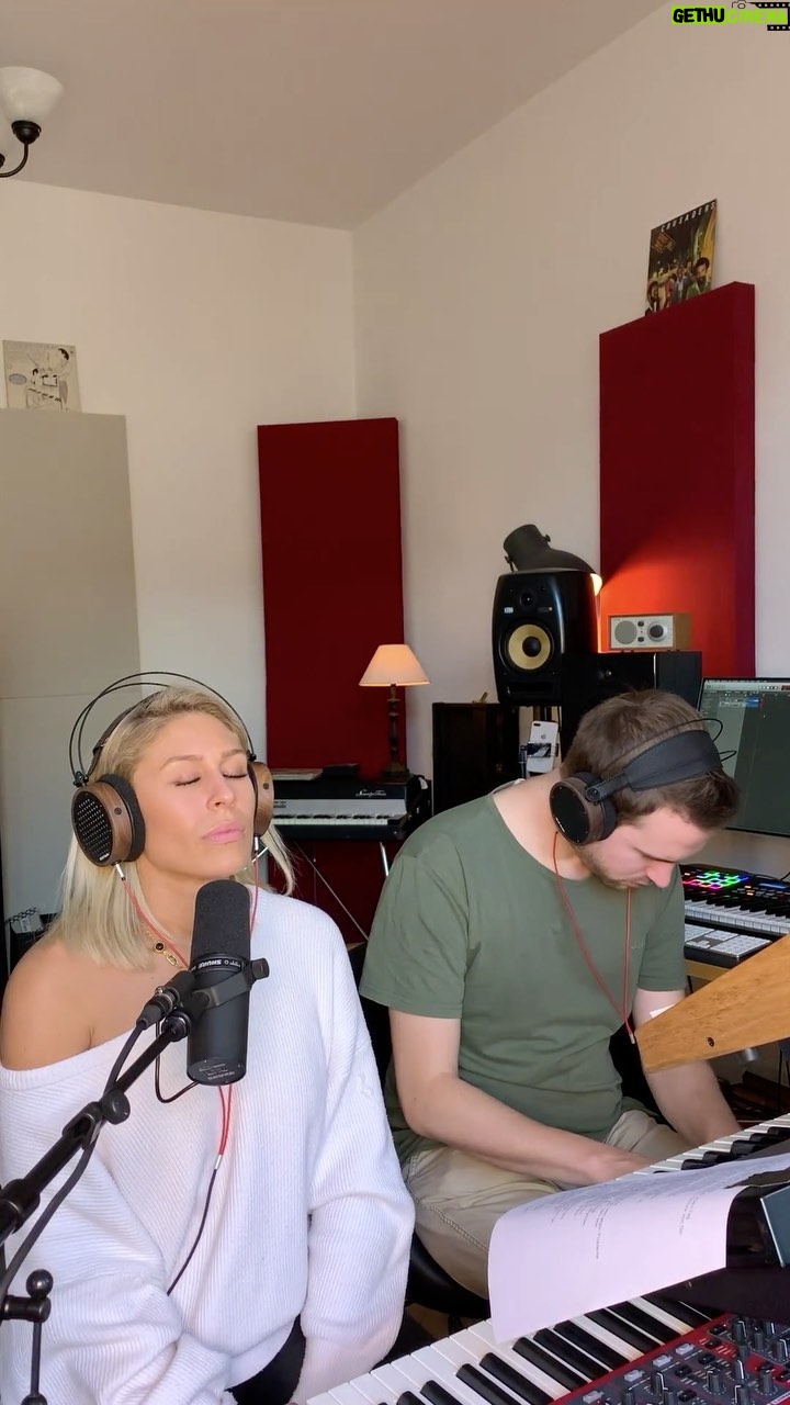 Linda Teodosiu - 3.1K Likes - Wir stecken schon fast 1 Jahr in dieser schwierigen Situation.
Die Decken fallen uns auf den Kopf,
Brauchen viel Kraft und es scheint manchmal auswegslos, jedoch müssen wir zusammen halten, so gut es geht, positiv denken und dürfen uns nicht verlieren.
Ich habe diesen Song schon vor einer längere Zeit mit dem lieben @yungklinkenberg aufgenommen, jedoch nie den richtigen Zeitpunkt gefunden, ihn zu veröffentlich....
JETZT ist er aber da!
„Wir bleiben wach bis die Wolken wieder Lila sind“
#lilawolken #akustikcover #akustikversion #singer #germansongs #pianoversion #musik #wirbleibenwachbisdiewolkenwiederlilasind #marteria #pop
