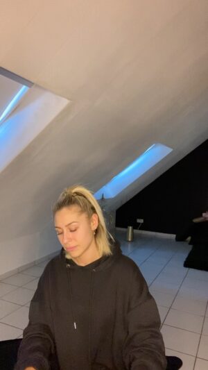 Linda Teodosiu Instagram - Meine Lieben,
Ich habe ein kleines Cover für euch von meiner verschnupften Nase und mir. Wünsche euch viel Spass beim hören. 
Wäre toll, wenn ihr es liked, kommentiert und vielleicht sogar teilt😍🙈☀️ eure Linda #cover #music #pianoversion #showmelovechallenge #singer #votd #videoclip @robin__schulz @robins
