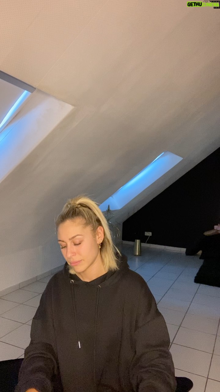 Linda Teodosiu - 3.7K Likes - Meine Lieben,
Ich habe ein kleines Cover für euch von meiner verschnupften Nase und mir. Wünsche euch viel Spass beim hören.
Wäre toll, wenn ihr es liked, kommentiert und vielleicht sogar teilt😍🙈☀️ eure Linda #cover #music #pianoversion #showmelovechallenge #singer #votd #videoclip @robin__schulz @robins