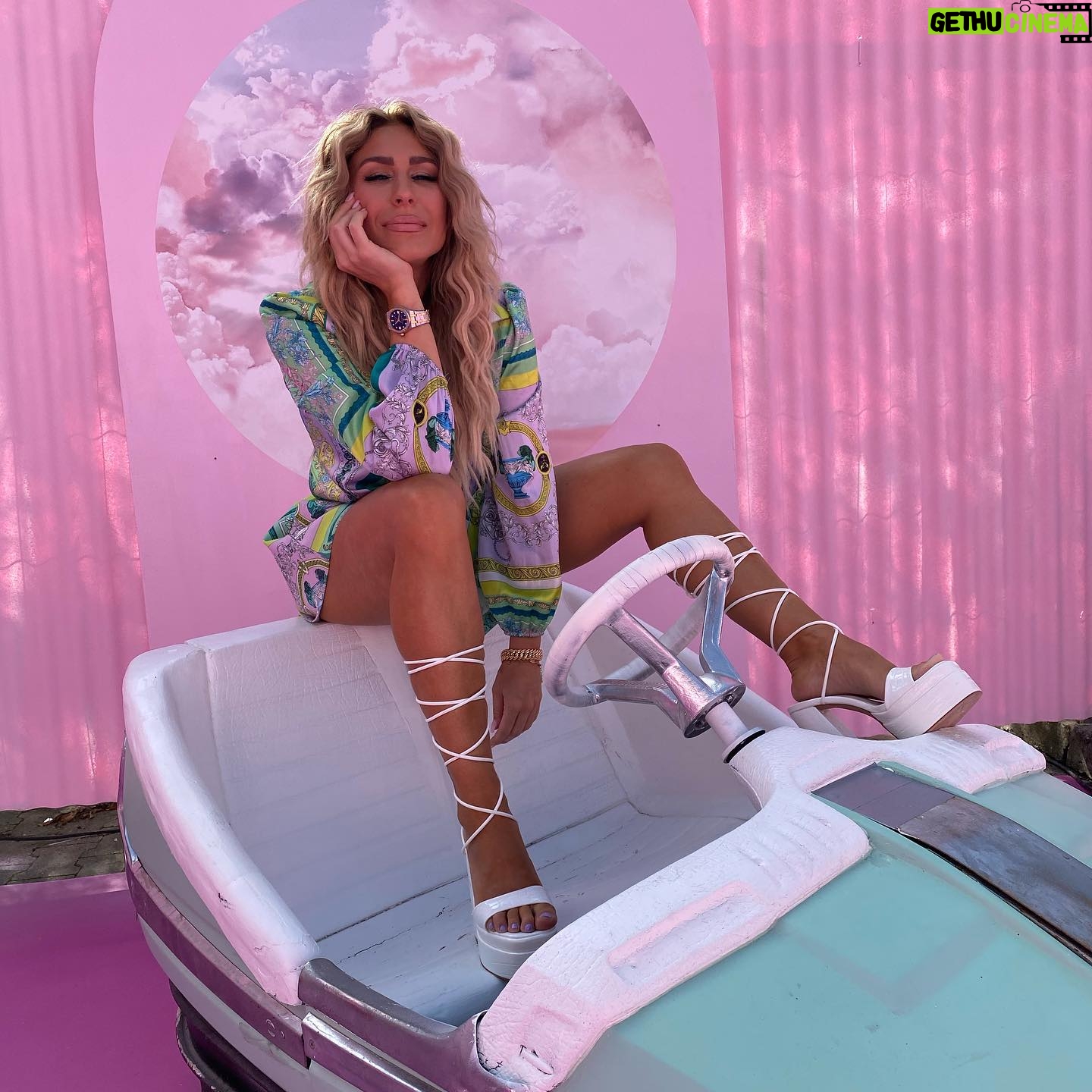 Linda Teodosiu - 1.8K Likes - Barbie Forever💖 Bin jetzt auf dem Weg ins Kino. Wer hat den Film schon gesehen oder schaut ihn sich noch an?! Bin total gespannt!🙆🏼♀️ #barbie #barbiemovie #pink #barbieoutfit #popupbeach #cologne