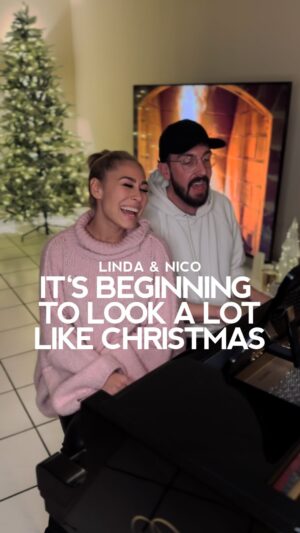 Linda Teodosiu Instagram - Meine Lieben, da heute Nikolaus ist, dachten wir uns, gibt es für euch ein schönes kleines Xmas-Cover! Viel Spaß beim hören! Wir hoffen, dass es euch gefällt! 
„It’s beginning to look a lot like Christmas“ Version von @michaelbuble 
Outfit von @rboutique_fashion 
#itsbeginningtolookalotlikechristmas #christmascover #christmas #frohennikolaus #advent #singingcover #acousticcover #acousticpiano #pianomusic #michaelbublé #weihnachtssong #weihnachten #nicogomez #lindateodosiu #lindasiu
