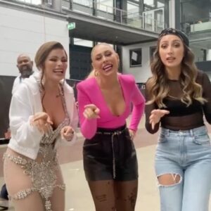 Linda Teodosiu Instagram - Neue Girlgroup?! 😂wenn man kurz in der Pause bei @alltogethernowtv ein Acapella-Ding aufnimmt haha Outtakes in meiner Story und highlights✨  @maria_nicolaides @liahoffiziell Cover: “No Srubs” Acapella Version #newreel #singers #alltogethernow #acapellacover #noscrubschallenge #acapella #reels #musicreel #votd