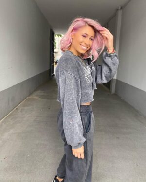 Linda Teodosiu Instagram - ... Ich habe mich echt getraut! @davincehairandmakeup hat mir immer schon gesagt, WIR machen die Haare pink! Und tadaaaa... thats My new „Pinkie-Look“ 🎀 Mitverantwortlich für die Farbe auf meinem Kopf ist @lauramo_davince 🥰 wir wie findet ihr es?! Das wundervolle Makeup hat die talentierte und wirklich liebenswerte, verrückte @lulemakeupandcosmetics gemacht! Im Laden bei @davincehairandmakeup kann man sich wirklich verwöhnen lassen und in vielen Bereichen sogar! Ob Haare, Makeup,Kosmetik generell oder Medizinische Pedi- oder Maniküre, alles was das Herz begehrt kann man in diesem Laden bekommen, ganz zu schweigen von den Leuten die dort arbeiten! #hairstyle #pinkhair #barbie #potd #girl #pictureoftheday #picoftheday #hair #hairoftheday #newlook #crazy #pinkpanther #love #cologne #happy #colourful #pinkmakeup