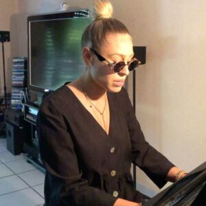 Linda Teodosiu Instagram - Ey yo was geht, „Fame“ @apache_207 neue Single, einfach mega! 
Lasst uns mal Apache vollspamen und teilen 😍🙆🏼‍♀️🙈 #apache207 #fame #piano #pianocover #germansong #votd #video #videooftheday #weekend #weekendvibes #acousticcover #slow #improvisation #singer #song #deutschrap #bausa #fourmusic #seatsounds #live