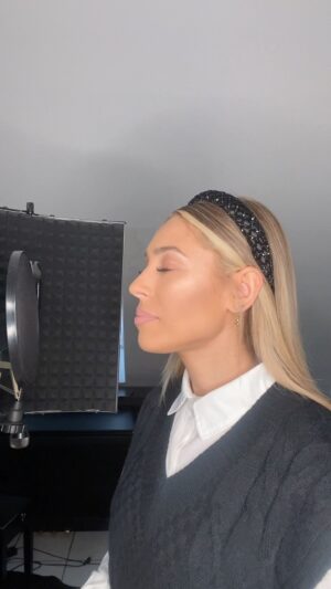 Linda Teodosiu Instagram - Leute, ein neues Mash Up Video ist online... Ich liebe die Songs von @avamax ,da ich aber gerne Lieder mixe, habe ich noch Den Song Head&Heart reingemixt. Ich weiss nicht, warum die Audiospur versetzt ist, aber ist denke ich nicht ganz so schlimm. 😅
Ich hoffe sehr, dass es euch gefällt! 
Knutsche euch alle und eine schöne Woche ❤️ 
Danke an @ettore_olla_productions für den schönen Sound meiner Stimme 😍
Eure Linda #avamax #kingsandqueens #song #acousticcover #pianoversion #headandheart #votd #videooftheday #videoclip #music #newsong #ootd #singer