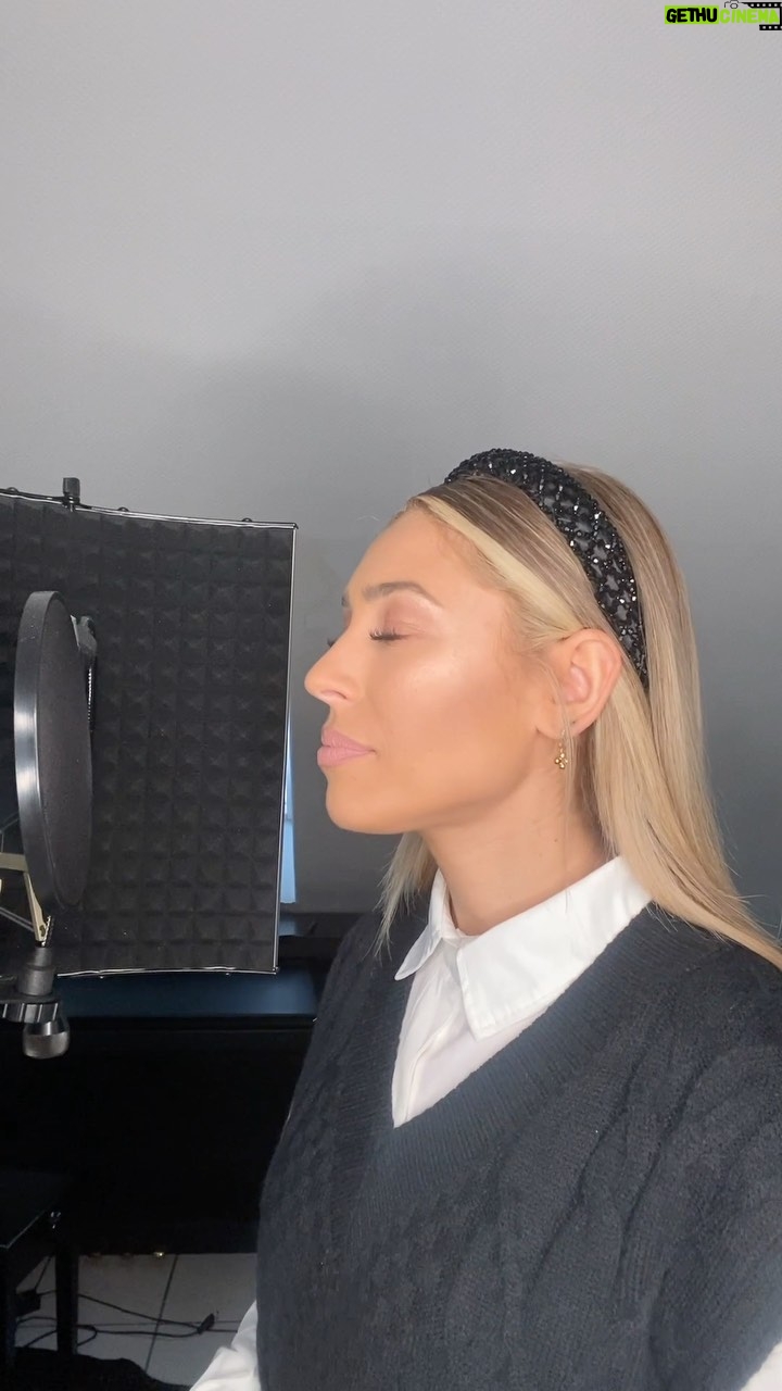 Linda Teodosiu - 4.1K Likes - Leute, ein neues Mash Up Video ist online... Ich liebe die Songs von @avamax ,da ich aber gerne Lieder mixe, habe ich noch Den Song Head&Heart reingemixt. Ich weiss nicht, warum die Audiospur versetzt ist, aber ist denke ich nicht ganz so schlimm. 😅
Ich hoffe sehr, dass es euch gefällt!
Knutsche euch alle und eine schöne Woche ❤️
Danke an @ettore_olla_productions für den schönen Sound meiner Stimme 😍
Eure Linda #avamax #kingsandqueens #song #acousticcover #pianoversion #headandheart #votd #videooftheday #videoclip #music #newsong #ootd #singer